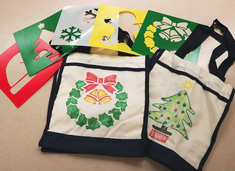 Decorate a Holiday Bag!